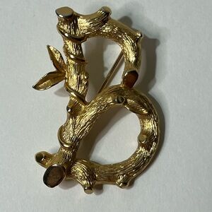 VTG Signed SARAH COV Goldtone Textured Letter B Shape Pin Brooch Leaves Tree